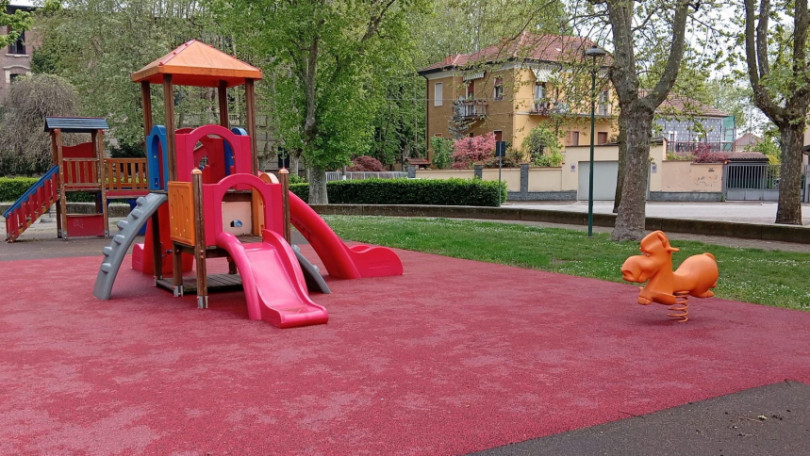 Manutenzione aree gioco: rinnovate le pavimentazioni in tre parchi di Casale